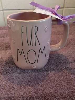 🆕️🐾 RAE DUNN PINK FUR MOM MUG WITH EMBOSSED PAW PRINTS🐾